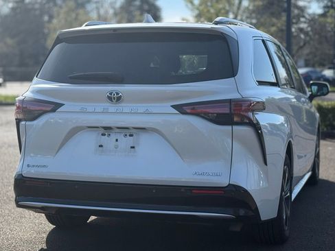 Used 2025 Toyota Sienna Platinum image 5