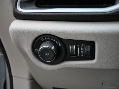 Used 2024 Chrysler Pacifica Touring-L image 26