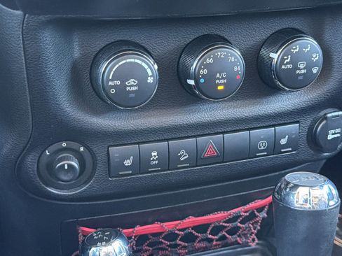 Used 2018 Jeep Wrangler Rubicon AWD/4WD image 14