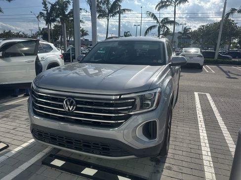Used 2024 Volkswagen Atlas SE AWD/4WD image 3