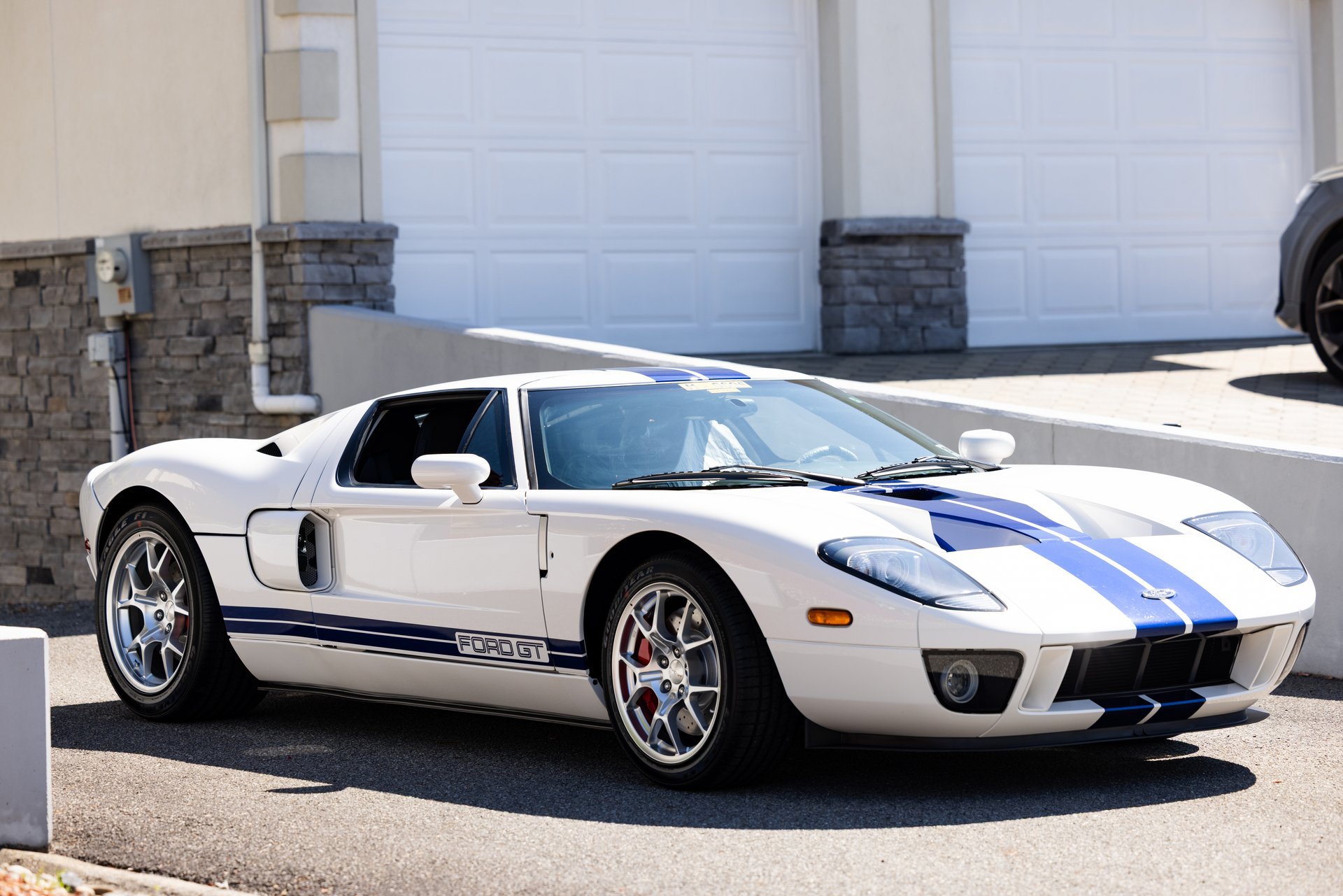 Used 2006 Ford GT RWD image 2