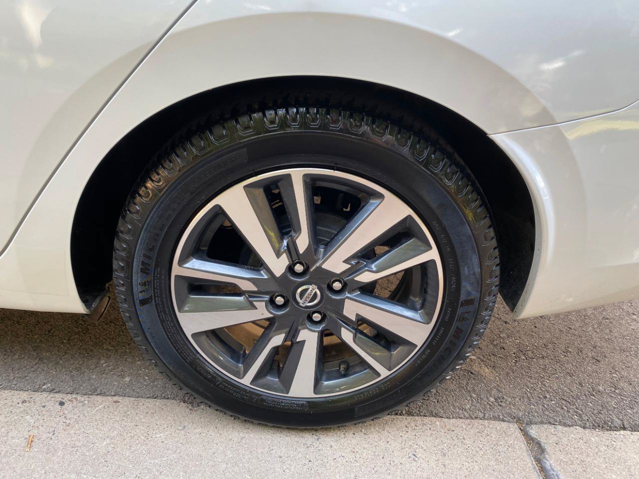 Used 2022 Nissan Versa SV FWD image 15