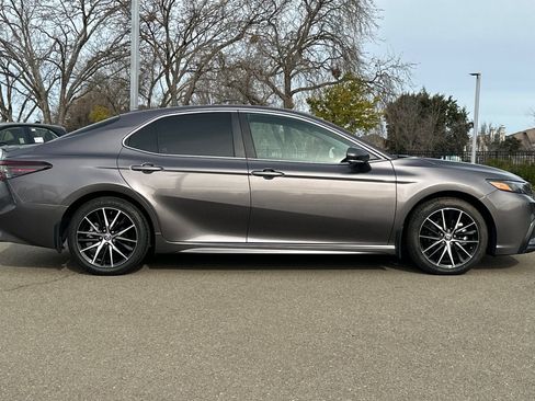 Used 2024 Toyota Camry SE image 3