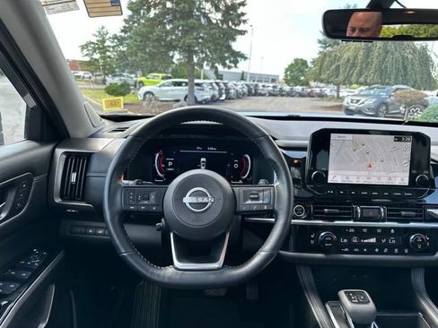 Used 2024 Nissan Pathfinder Platinum w/ Lighting Package (N92) AWD/4WD image 17