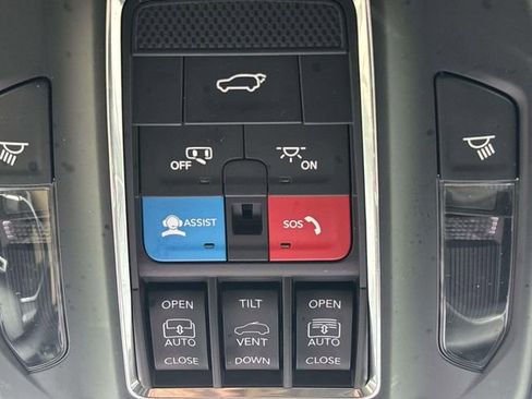 Used 2023 Jeep Grand Cherokee Limited w/ Black Appearance Package image 31