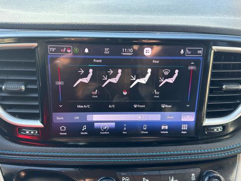 Used 2021 Chrysler Pacifica Touring-L FWD image 23