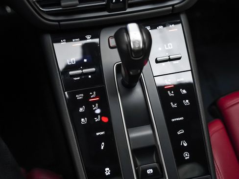 Certified 2024 Porsche Macan image 20