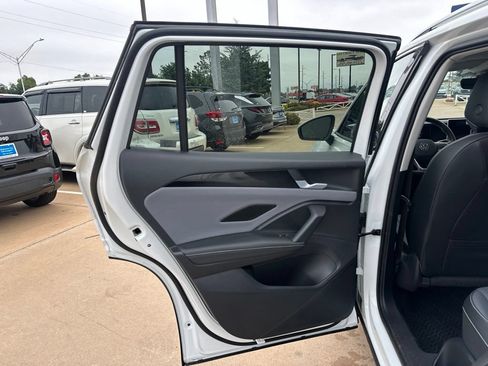 Used 2026 Volkswagen Tiguan SE AWD/4WD image 11