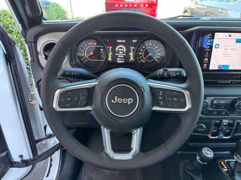 Used 2025 Jeep Wrangler Unlimited Sahara AWD/4WD image 27