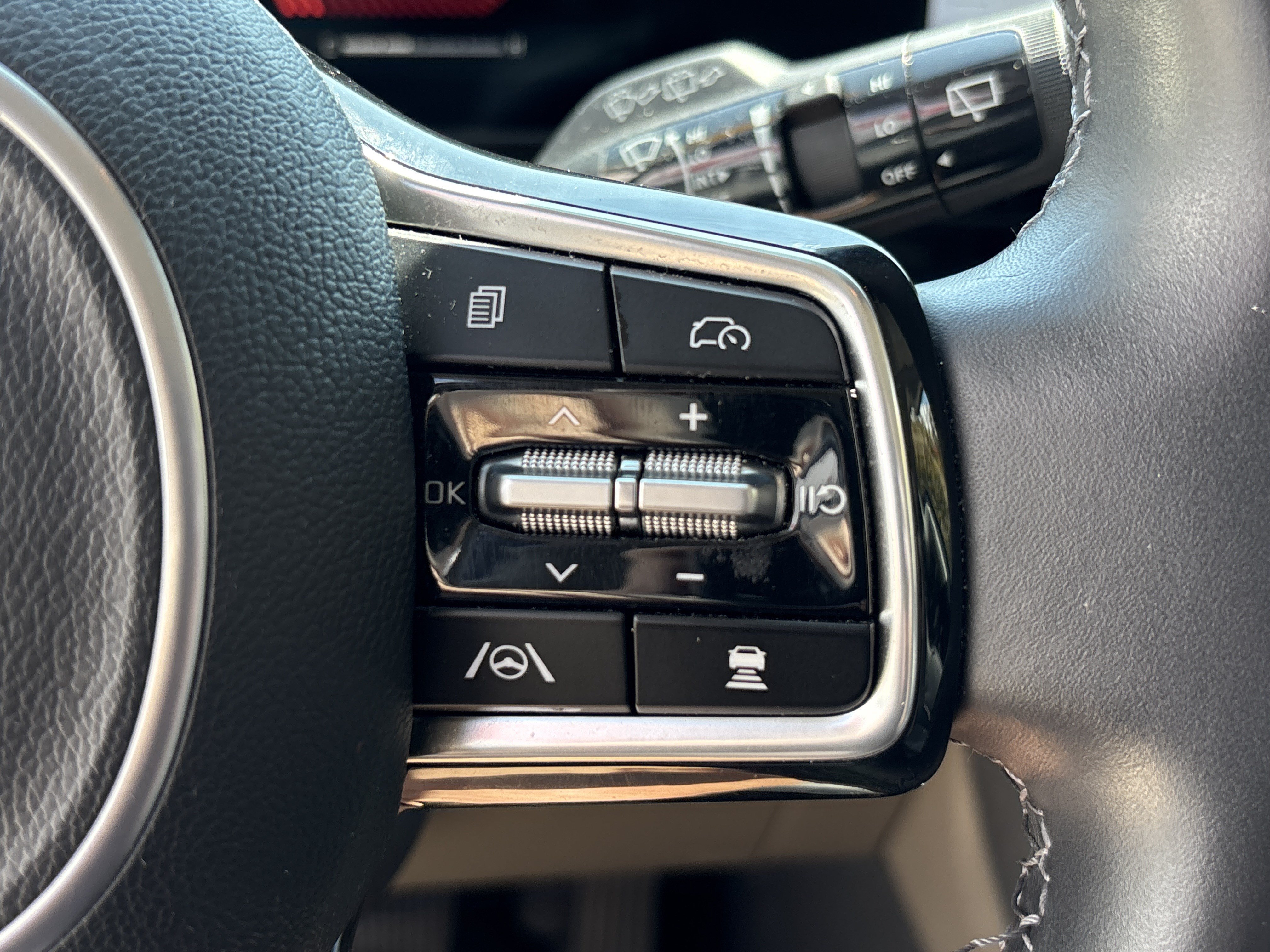 Used 2025 Kia Carnival FWD image 19