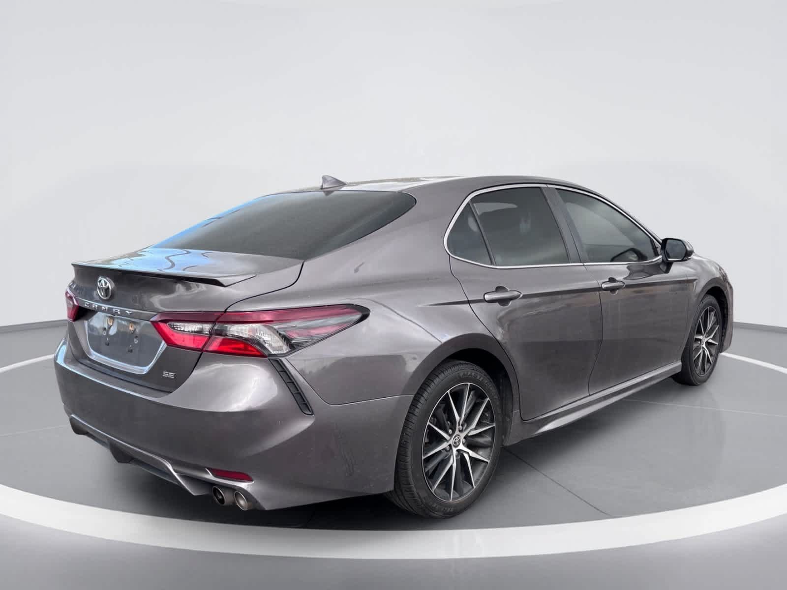 Used 2022 Toyota Camry SE FWD image 6
