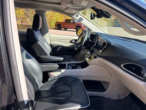 Used 2023 Chrysler Pacifica Limited image 15