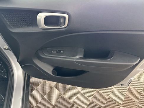 Used 2022 Hyundai Venue SEL FWD image 19