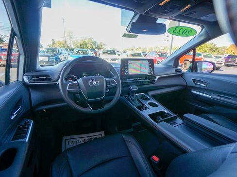 Used 2023 Toyota Sienna XSE image 14