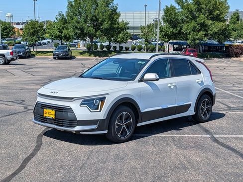 Used 2025 Kia Niro EX FWD image 2
