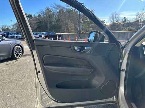 Used 2025 Volvo XC60 B5 Plus image 21