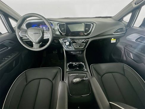 New 2026 Chrysler Pacifica Limited image 9