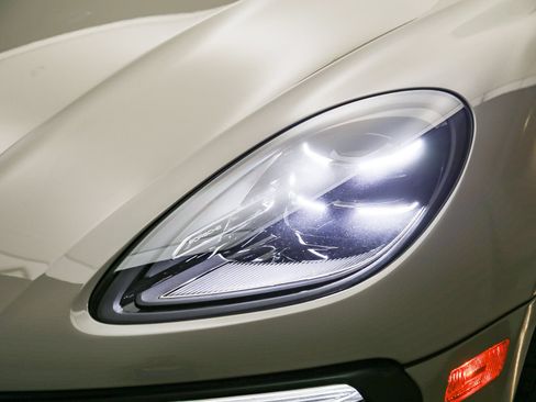 Certified 2023 Porsche Macan S AWD/4WD image 11