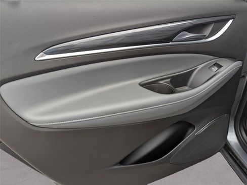 Used 2021 Buick Enclave Essence image 12