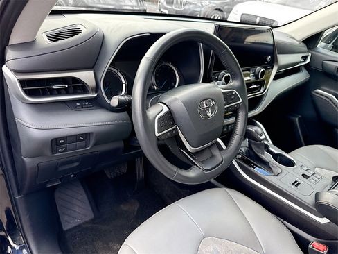 Used 2023 Toyota Highlander Bronze Edition image 10