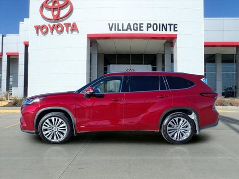 Certified 2022 Toyota Highlander Platinum image 2