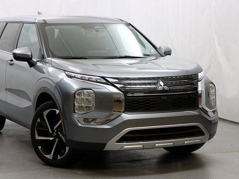 Used 2024 Mitsubishi Outlander SE image 2