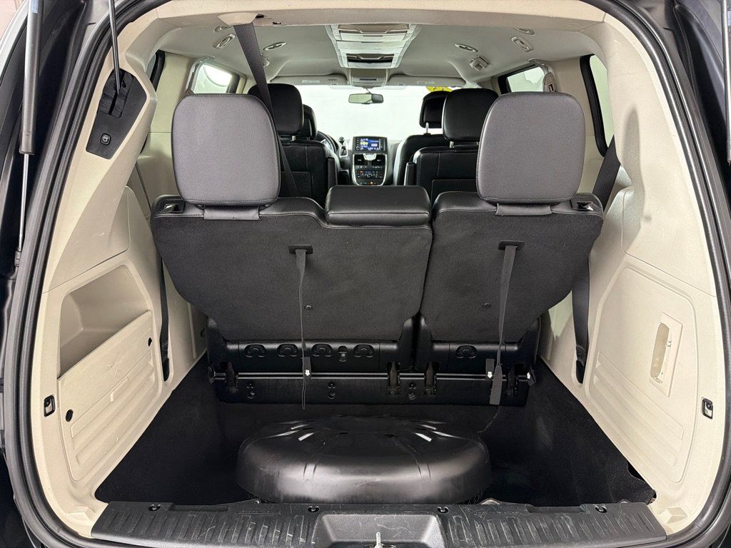 Used 2013 Chrysler Town & Country Touring FWD image 20