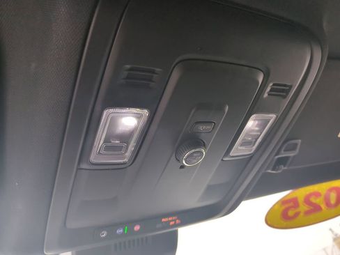 Used 2025 Chevrolet Suburban Z71 image 25