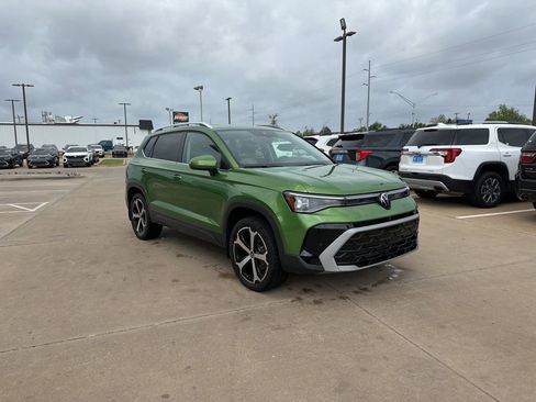 Used 2025 Volkswagen Taos SEL AWD/4WD image 3