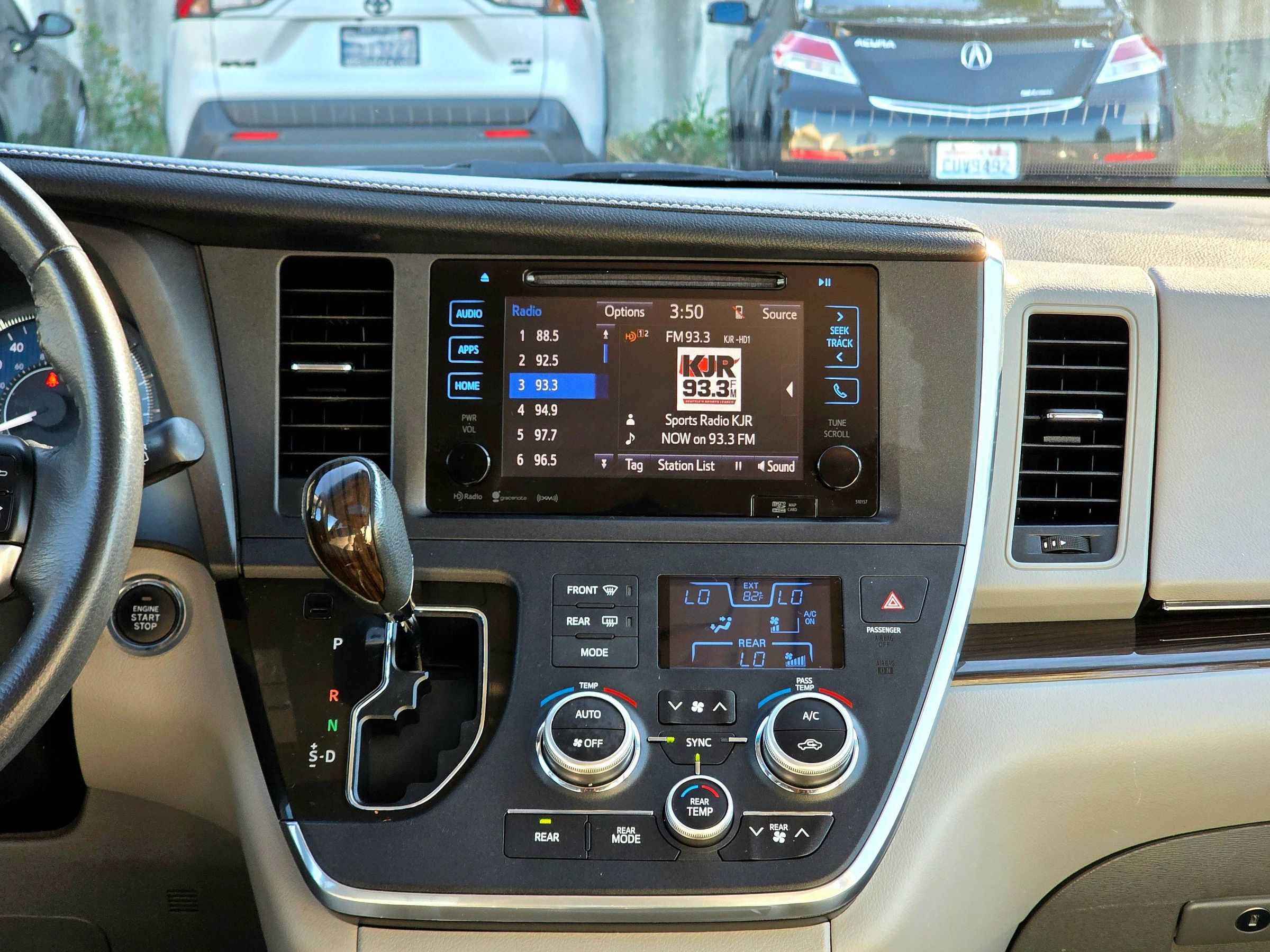 Used 2017 Toyota Sienna XLE w/ XLE Navigation Package FWD image 32