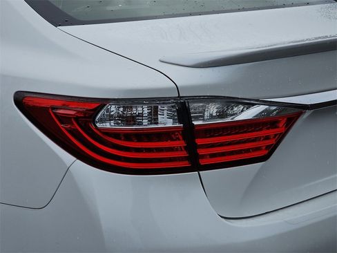 Used 2013 Lexus ES 300h image 34