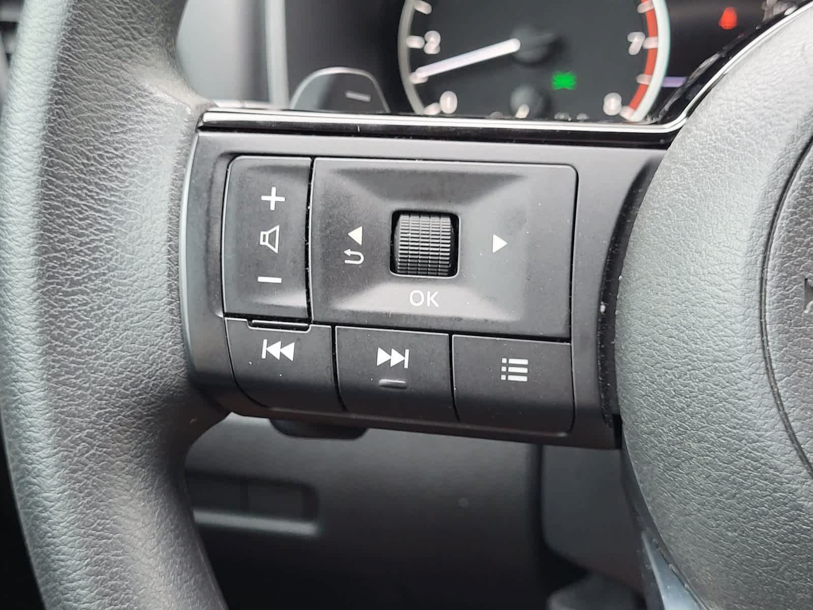 Used 2023 Nissan Rogue SV AWD/4WD image 16