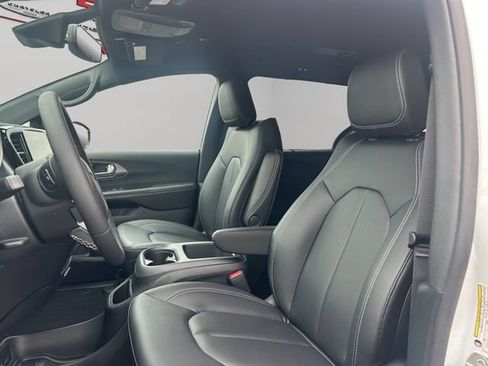 New 2026 Chrysler Pacifica Select AWD/4WD image 9