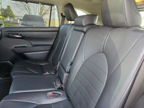 Used 2020 Toyota Highlander XLE image 24