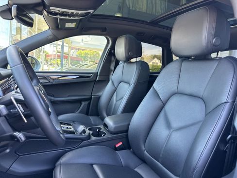 Certified 2025 Porsche Macan AWD/4WD image 5