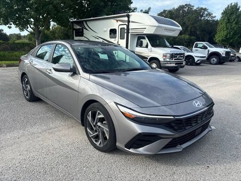 Used 2025 Hyundai Elantra SEL FWD image 3