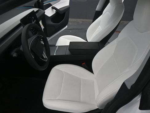 Used 2026 Tesla Model Y 2WD image 9