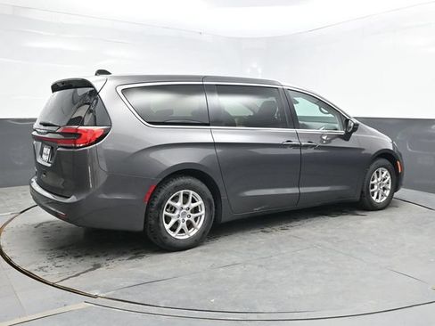 Used 2023 Chrysler Pacifica Touring-L FWD image 7