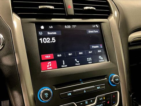 Used 2017 Ford Fusion SE w/ Fusion SE Technology Package FWD image 10