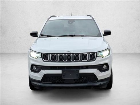 Used 2024 Jeep Compass Latitude image 2
