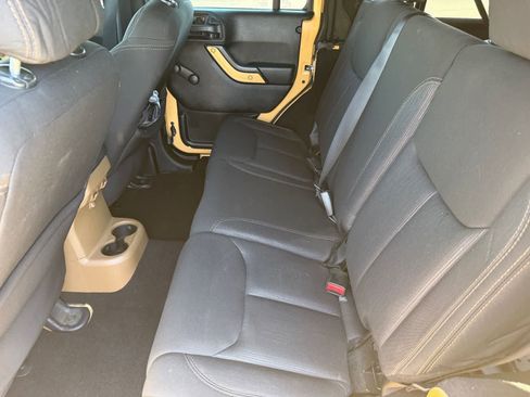 Used 2014 Jeep Wrangler Unlimited Rubicon w/ Connectivity Group AWD/4WD image 12
