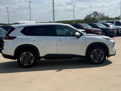 Used 2024 Nissan Rogue SV FWD image 7