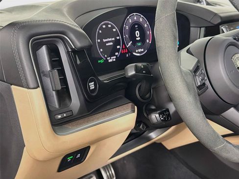 Certified 2025 Porsche Cayenne Turbo AWD/4WD image 32