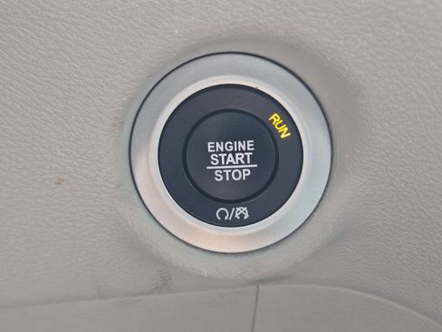 Used 2023 Chrysler Pacifica Touring-L image 25