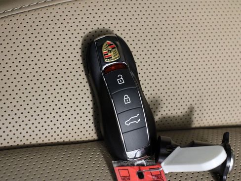 Certified 2025 Porsche Macan image 34