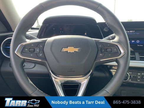 Used 2025 Chevrolet Trax LT w/ LT Convenience Package FWD image 11