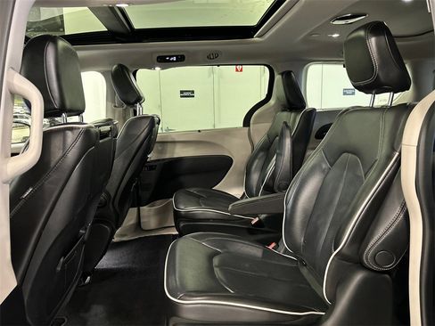 Used 2021 Chrysler Pacifica Limited w/ Uconnect Theater Family Group image 23