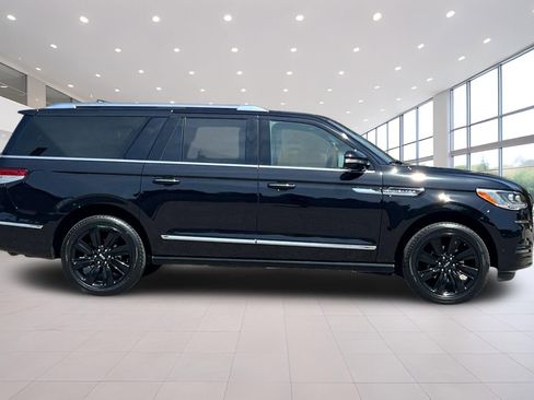 Used 2023 Lincoln Navigator L Reserve AWD/4WD image 3