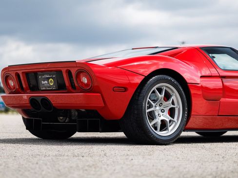 Used 2005 Ford GT RWD image 16