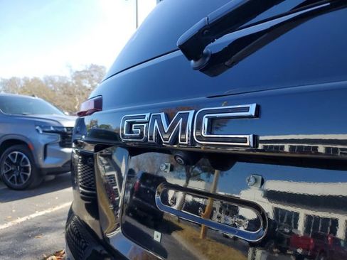 Used 2022 GMC Acadia SLT w/ Elevation Edition image 6